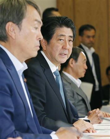 経済財政諮問会議であいさつする安倍首相＝１８日、首相官邸