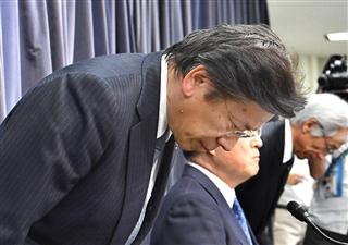 不正に自動車の燃費データ計測をした三菱自動車の会見で辞任を発表した相川哲郎社長（左）＝１８日午後、東京都千代田区の国交省（宮崎瑞穂撮影）