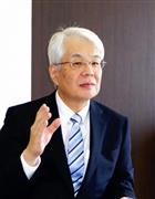 インタビューの質問に答えるりそなホールディングスの東和浩社長＝１９日、東京都江東区
