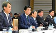 産業競争力会議であいさつする安倍晋三首相（左から２人目）＝１９日午後、首相官邸