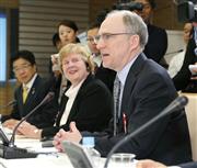 国際金融経済分析会合であいさつする（手前から）米カリフォルニア大のデービッド・ローマー教授とクリスティーナ・ローマー教授＝１９日午前、首相官邸