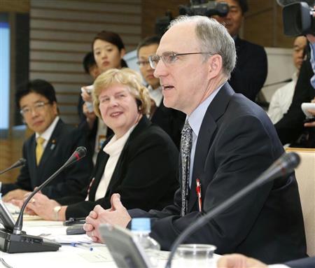 国際金融経済分析会合であいさつする（手前から）米カリフォルニア大のデービッド・ローマー教授とクリスティーナ・ローマー教授＝１９日午前、首相官邸