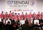Ｇ７仙台推進協力委員会主催の歓迎レセプションで、鏡開きをする各国の財務大臣ら＝１９日午後、仙台市青葉区