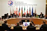 Ｇ７財務相・中央銀行総裁会議であいさつする麻生財務相（奥中央）＝２０日、仙台市太白区のホテル佐勘（代表撮影）