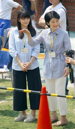 お茶の水女子大付属小の運動会で、悠仁さまを応援される秋篠宮妃紀子さまと姉の眞子さま＝２１日午前、東京都文京区（代表撮影）