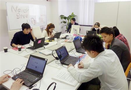 就職支援会社のサポートを受ける既卒の就活生たち＝４月、東京都新宿区の「ＵＺＵＺ」