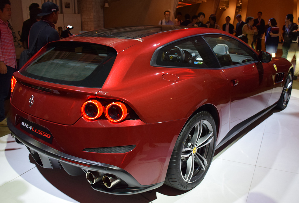 ルーフ後端を落としたシルエット。水平のラインを巧みに使って低重心なスポーティーさを演出