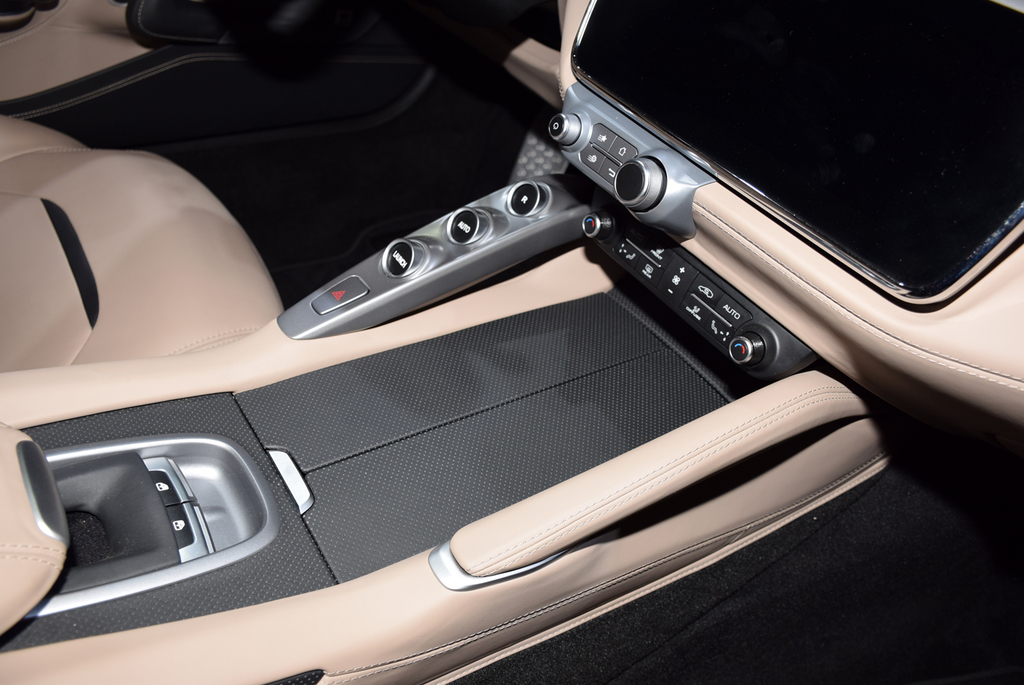 イタリアンレザーを贅沢に使ったインテリア