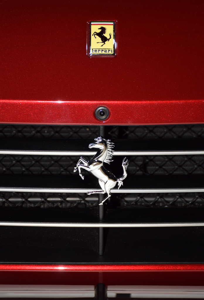 自動車ファン憧れの？跳ね馬エンブレム