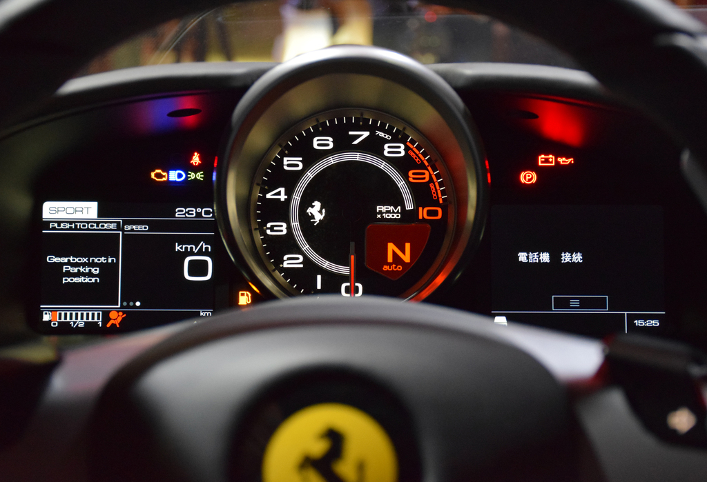 ドライバーの気分を高揚させるメーターパネル