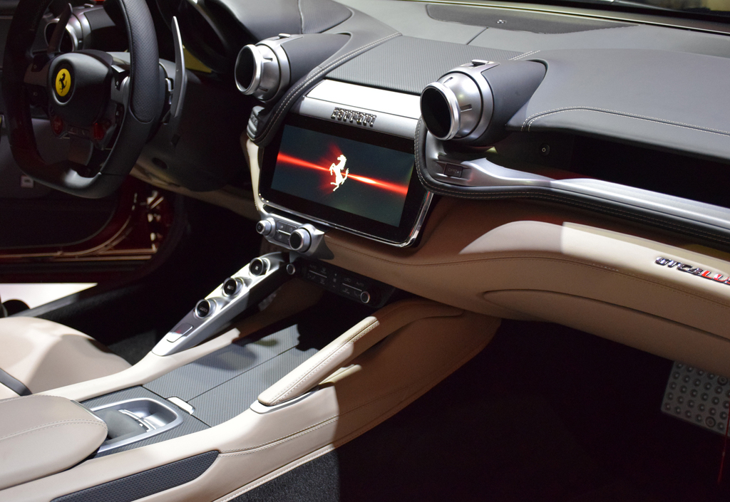 豪華なインテリア。中央には１０．２５インチＨＤタッチスクリーン搭載の最新ナビ＆インフォテイメント・システム