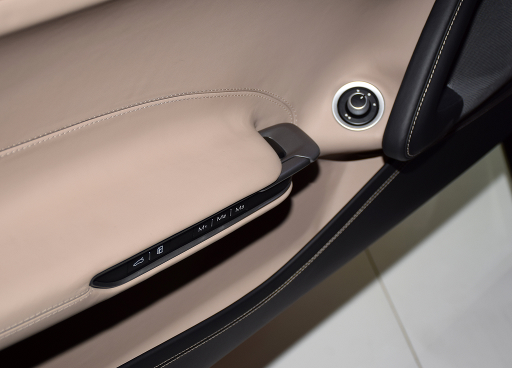 ドア側面のスイッチ類