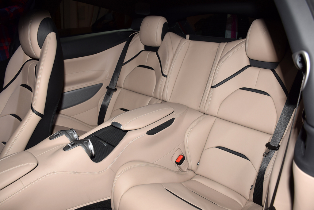 後席も高いホールド性を実現。座り心地は抜群だった
