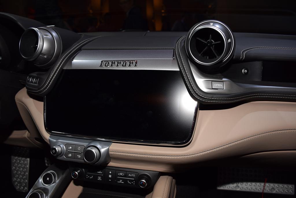 １０．２５インチのタッチスクリーン