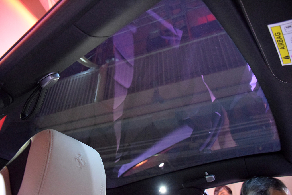 見上げれば大きなムーンルーフが開放感を演出