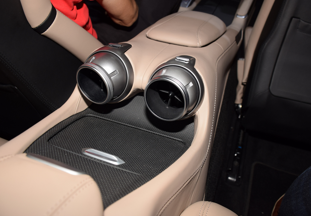 後席のエアコン吹き出し口