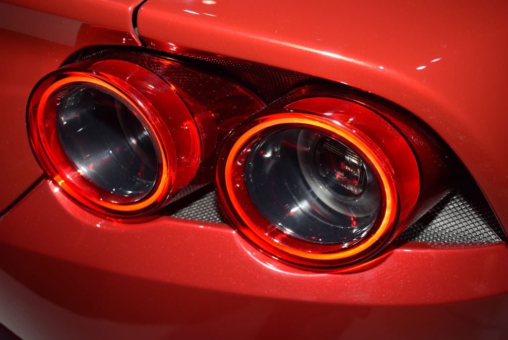 鮮やかな赤色に光るＬＥＤテールランプ