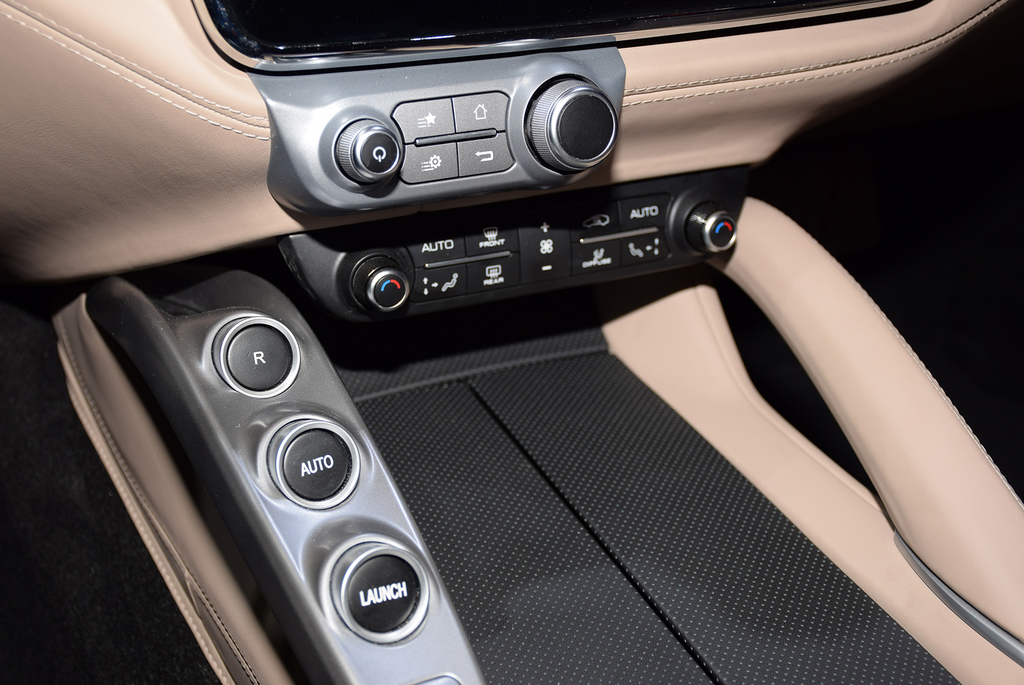 ゴージャスなインテリア。イタリアンレザーを使用