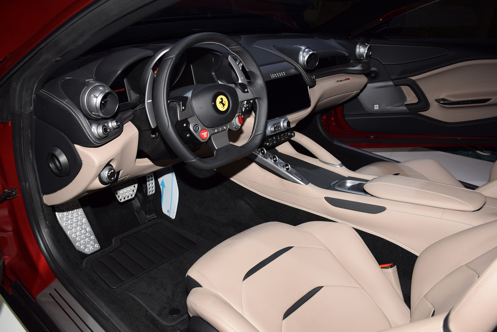 スポーティーで洗練されたインテリア