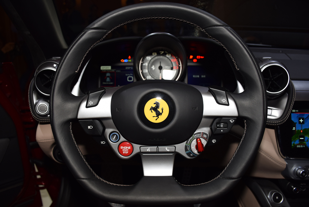 跳ね馬のエンブレムが光るステアリングホイール