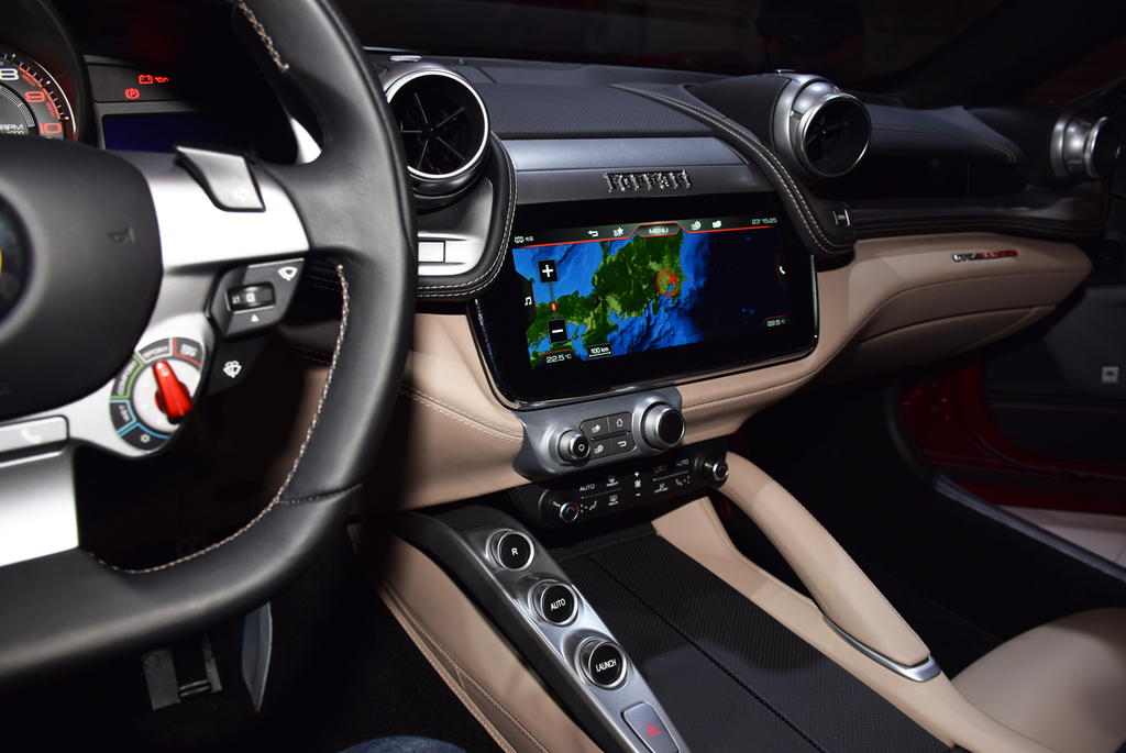 豪華なインテリア。中央には１０．２５インチＨＤタッチスクリーン搭載の最新ナビ＆インフォテイメント・システム