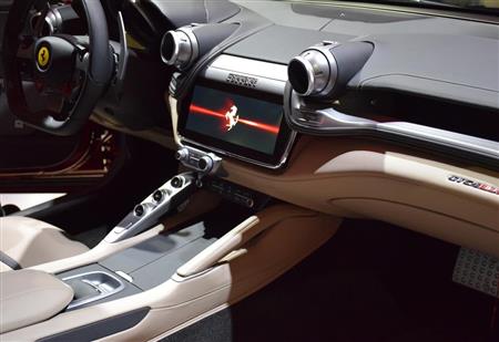 豪華なインテリア。中央には１０．２５インチＨＤタッチスクリーン搭載の最新ナビ＆インフォテイメント・システム