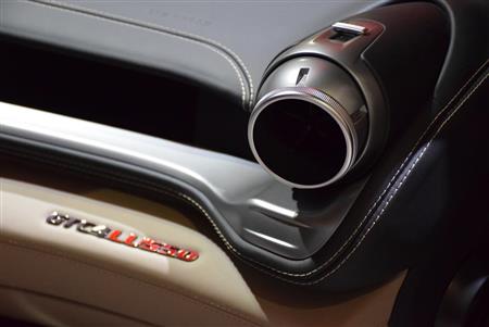 存在感のあるエアコンの吹き出し口と「ＧＴＣ４ＬＵＳＳＯ」のプレート