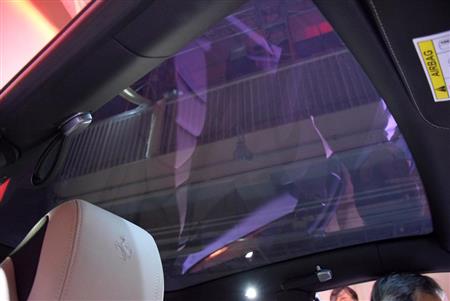 見上げれば大きなムーンルーフが開放感を演出