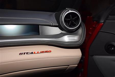 助手席の「ＧＴＣ４ＬＵＳＳＯ」のプレート