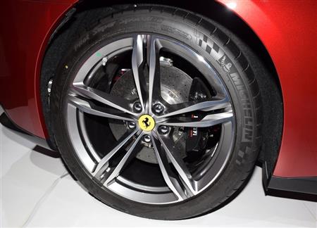 ブレンボ製のブレーキと２０インチのタイヤ。後輪は２９５／３５で、ミシュランのパイロットスーパースポーツを履く