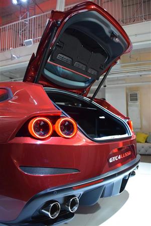 テールゲートを開いた状態