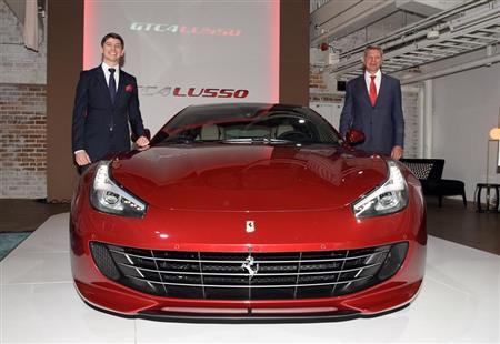 お披露目されたフェラーリ「ＧＴＣ４ルッソ」と、フェラーリ極東エリア統括ＣＥＯのディーター・クネヒテル氏（右）