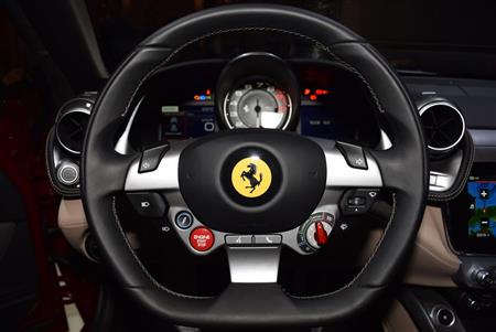 跳ね馬のエンブレムが光るステアリングホイール