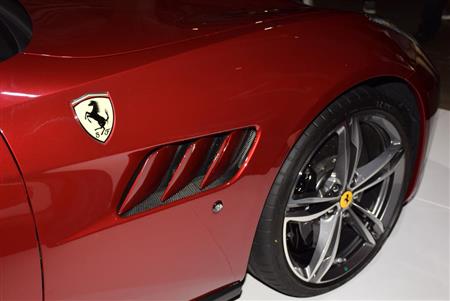 前輪うしろのサイドエアアウトレットと跳ね馬のエンブレム