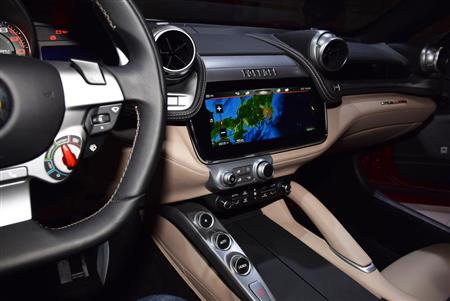 豪華なインテリア。中央には１０．２５インチＨＤタッチスクリーン搭載の最新ナビ＆インフォテイメント・システム