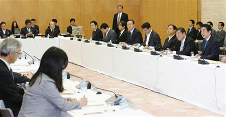 まち・ひと・しごと創生会議に臨む安倍晋三首相（右端）ら＝２０日午前、首相官邸