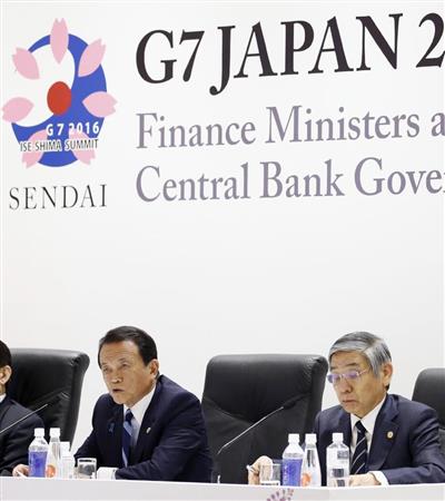 Ｇ７財務相・中央銀行総裁会議を終え、記者会見する麻生財務相。右は日銀の黒田総裁＝２１日午後、仙台市太白区