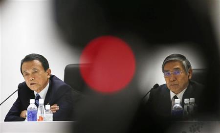 Ｇ７財務相・中央銀行総裁会議を終え、記者会見する麻生財務相（左）と日銀の黒田総裁＝２１日午後、仙台市太白区