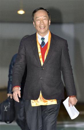 シャープの高橋興三社長らとの会談後、笑顔を見せる鴻海精密工業の郭台銘会長＝５日午後、大阪市