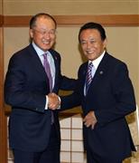 Ｇ７財務相・中央銀行総裁会議の２日目、会談する麻生太郎財務相（右）と世界銀行のジム・ヨン・キム総裁＝２１日午前、仙台市太白区（桐原正道撮影）