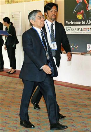 Ｇ７財務相・中央銀行総裁会議の会場に入る日銀の黒田総裁＝２１日午前、仙台市太白区（代表撮影）
