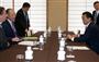 Ｇ７財務相・中央銀行総裁会議の２日目、会談する麻生太郎財務相（右）と世界銀行のジム・ヨン・キム総裁＝２１日午前、仙台市太白区（桐原正道撮影）