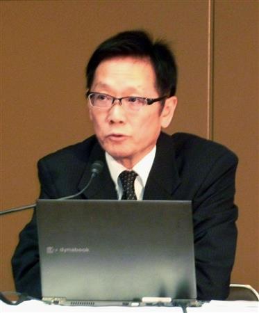 記者会見する東芝の平田政善最高財務責任者＝２３日午後、東京都港区