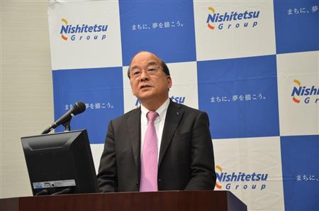 記者会見する西日本鉄道の倉富純男社長＝１８日、東京都中央区