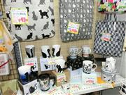 オリジナルバッグや食器、文房具など猫をあしらった雑貨１０００種類が店内いっぱいに置かれている＝東京都港区