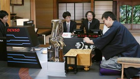 第１期電王戦の最終第２局で、ＰＯＮＡＮＺＡに敗れた山崎隆之八段（右端）＝２２日、大津市の比叡山延暦寺