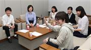 座談会に臨む（左から時計回りに）りょう、つなっしー、まっすー、もえぴ、セブン、しゅん＝東京都千代田区