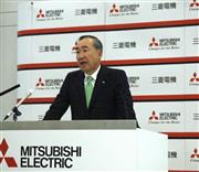 三菱電機の経営戦略説明会で壇上に立つ柵山正樹社長＝２３日、東京都千代田区