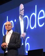 日本マイクロソフト社のイベント「de:code 2016」で講演するマイクロソフト社のサティア・ナデラＣＥＯ＝２４日午前、東京都港区（荻窪佳撮影）