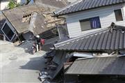 熊本地震で倒壊した家屋＝１７日午後、熊本県益城町